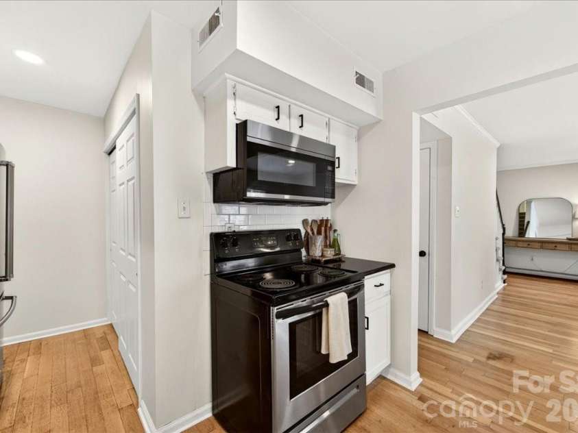 6724 Constitution Lane, Charlotte, NC 28210.  MLS# CAR4385741, YatesRealty ID 28073. 