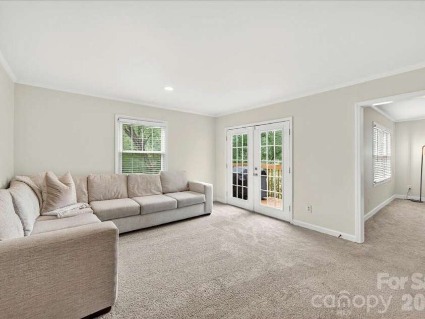 6724 Constitution Lane, Charlotte, NC 28210.  MLS# CAR4385741, YatesRealty ID 28073. 