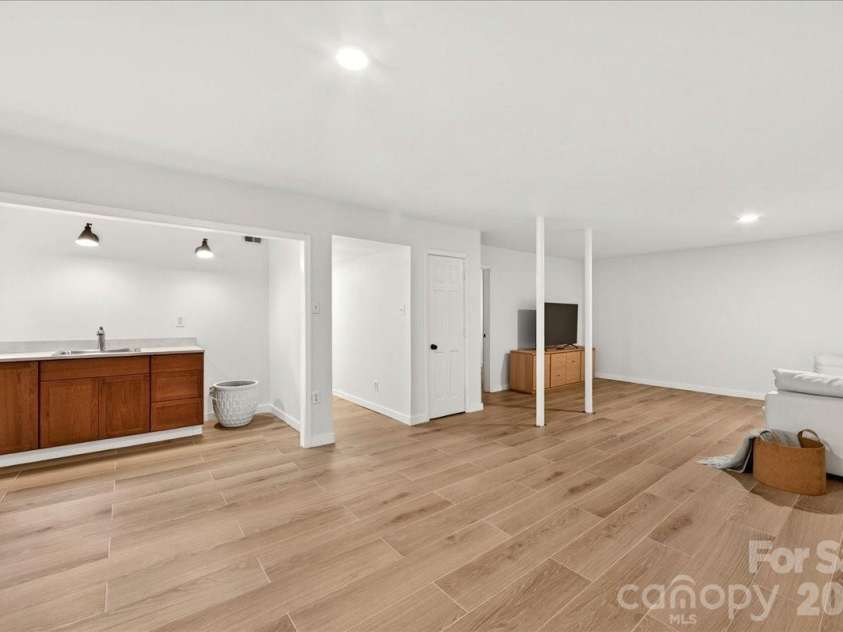 6724 Constitution Lane, Charlotte, NC 28210.  MLS# CAR4385741, YatesRealty ID 28073. 