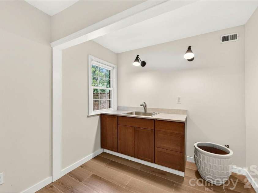 6724 Constitution Lane, Charlotte, NC 28210.  MLS# CAR4385741, YatesRealty ID 28073. 