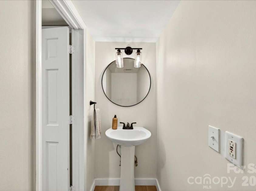 6724 Constitution Lane, Charlotte, NC 28210.  MLS# CAR4385741, YatesRealty ID 28073. 