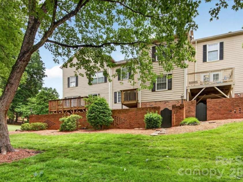 6724 Constitution Lane, Charlotte, NC 28210.  MLS# CAR4385741, YatesRealty ID 28073. 
