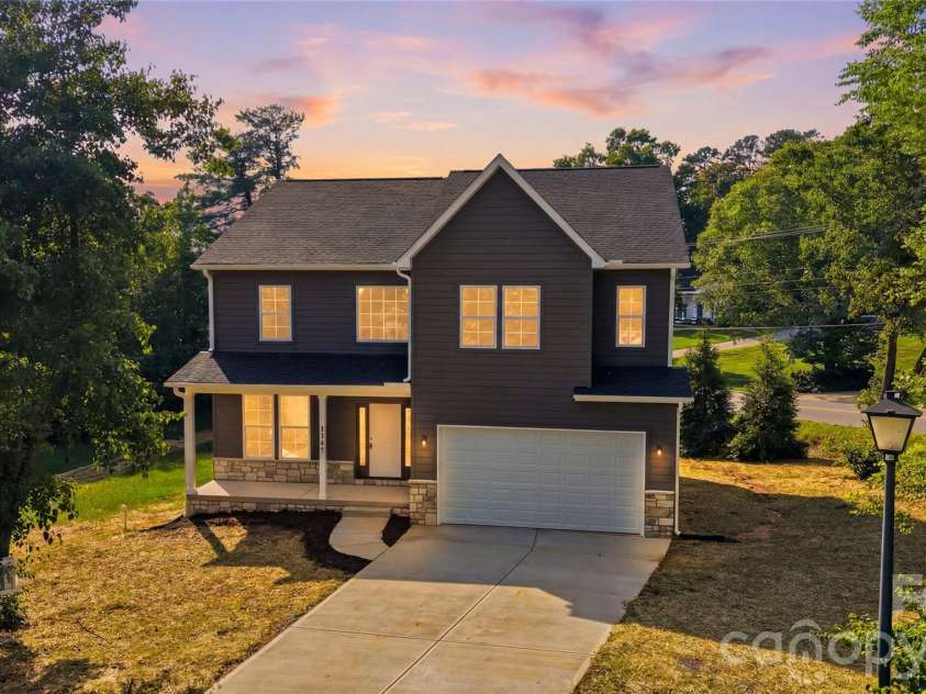1147 10th Street Lane, Hickory, NC 28601.  MLS# CAR4385331, YatesRealty ID 28075. 