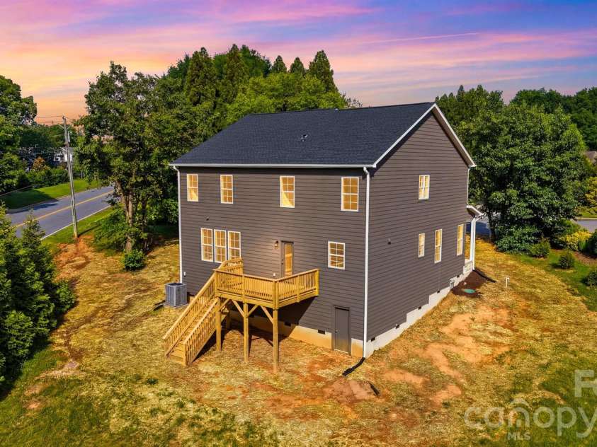 1147 10th Street Lane, Hickory, NC 28601.  MLS# CAR4385331, YatesRealty ID 28075. 
