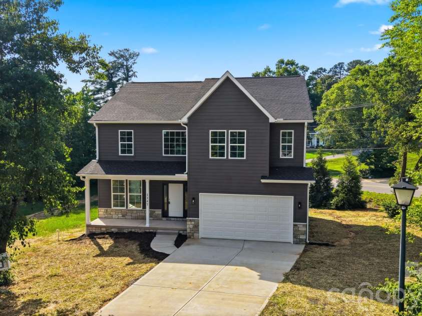 1147 10th Street Lane, Hickory, NC 28601.  MLS# CAR4385331, YatesRealty ID 28075. 