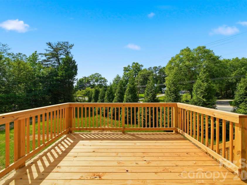 1147 10th Street Lane, Hickory, NC 28601.  MLS# CAR4385331, YatesRealty ID 28075. 