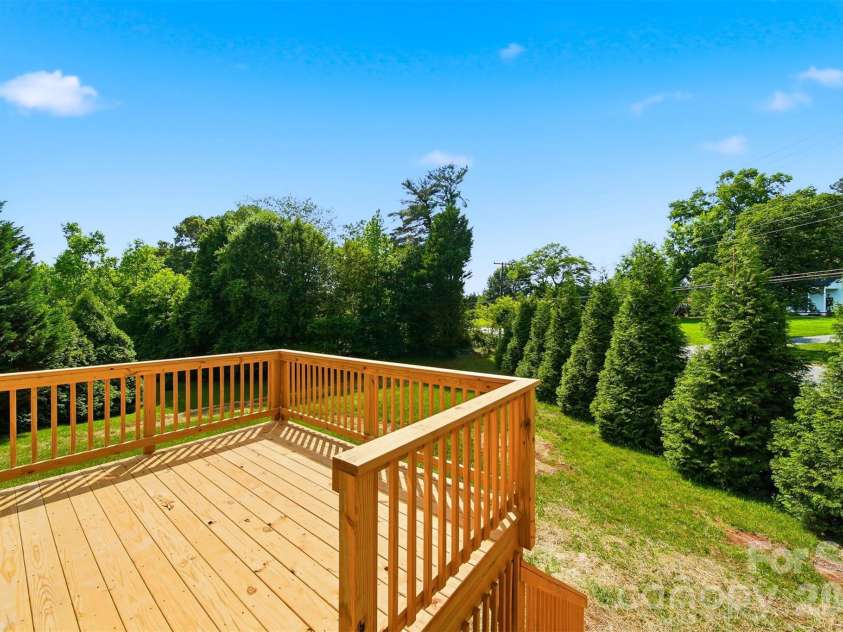 1147 10th Street Lane, Hickory, NC 28601.  MLS# CAR4385331, YatesRealty ID 28075. 