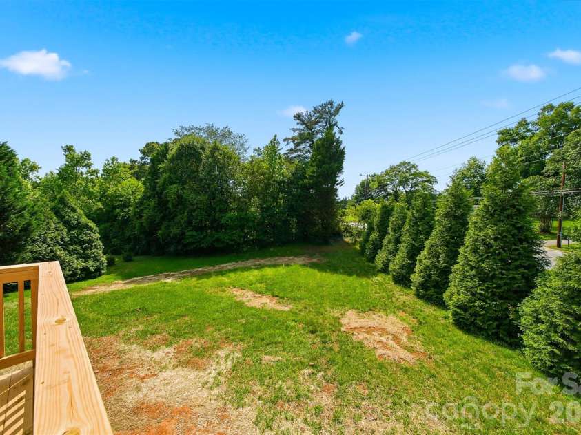 1147 10th Street Lane, Hickory, NC 28601.  MLS# CAR4385331, YatesRealty ID 28075. 