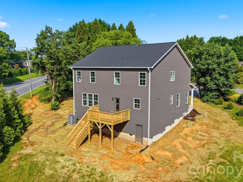 1147 10th Street Lane, Hickory, NC 28601.  MLS# CAR4385331, YatesRealty ID 28075. 