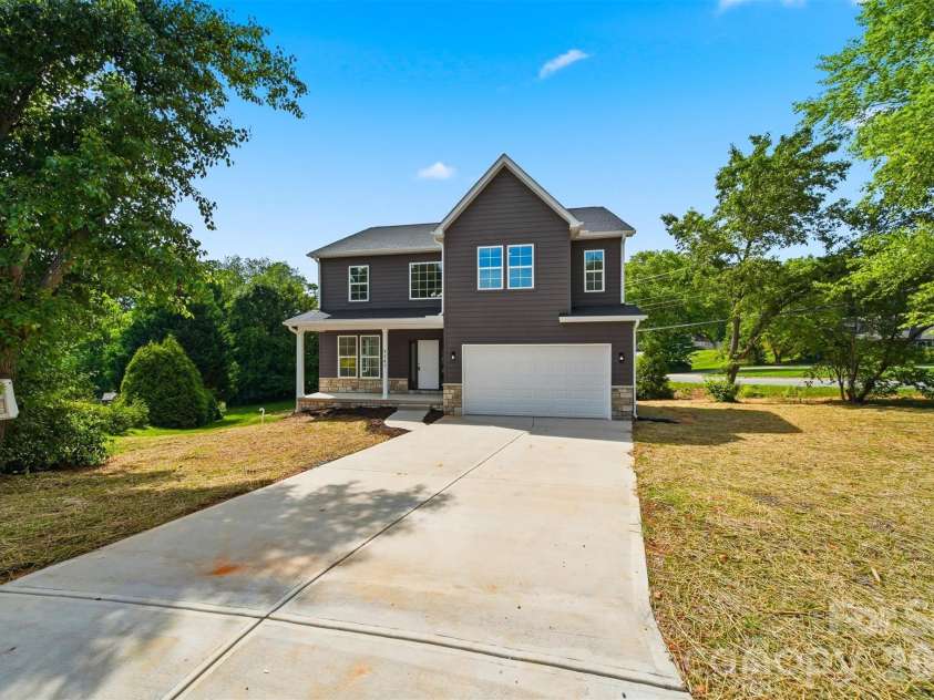 1147 10th Street Lane, Hickory, NC 28601.  MLS# CAR4385331, YatesRealty ID 28075. 