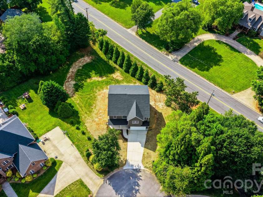 1147 10th Street Lane, Hickory, NC 28601.  MLS# CAR4385331, YatesRealty ID 28075. 