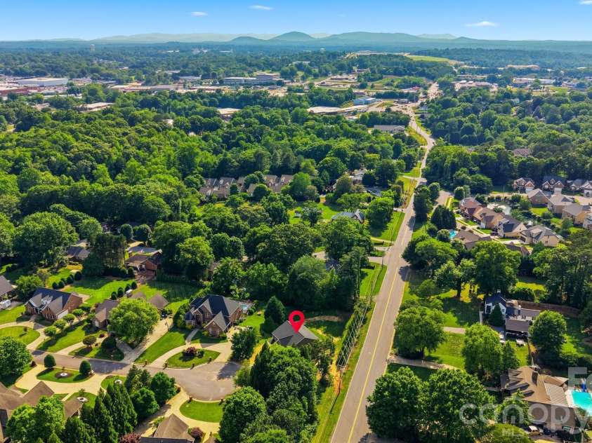 1147 10th Street Lane, Hickory, NC 28601.  MLS# CAR4385331, YatesRealty ID 28075. 