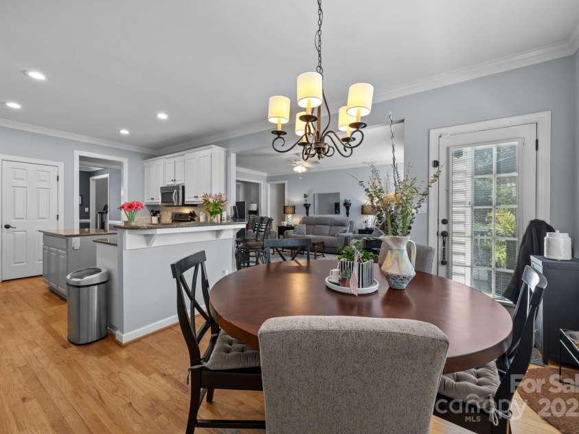 6932 Curlee Court, Charlotte, NC 28277.  MLS# CAR4283210, YatesRealty ID 28075. Eat in kitchen
