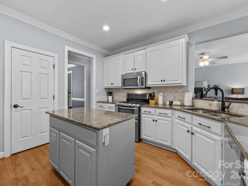 6932 Curlee Court, Charlotte, NC 28277.  MLS# CAR4283210, YatesRealty ID 28075. Kitchen with plenty of counter space