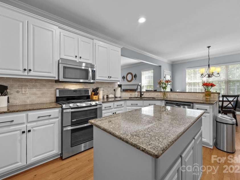 6932 Curlee Court, Charlotte, NC 28277.  MLS# CAR4283210, YatesRealty ID 28075. Large kitchen