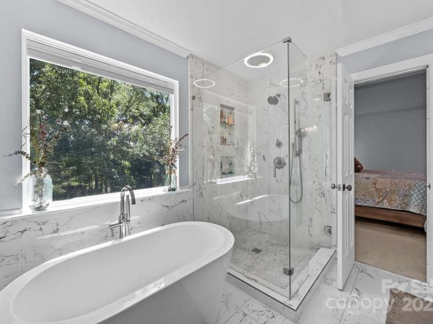 6932 Curlee Court, Charlotte, NC 28277.  MLS# CAR4283210, YatesRealty ID 28075. Luxury Soaking Tub