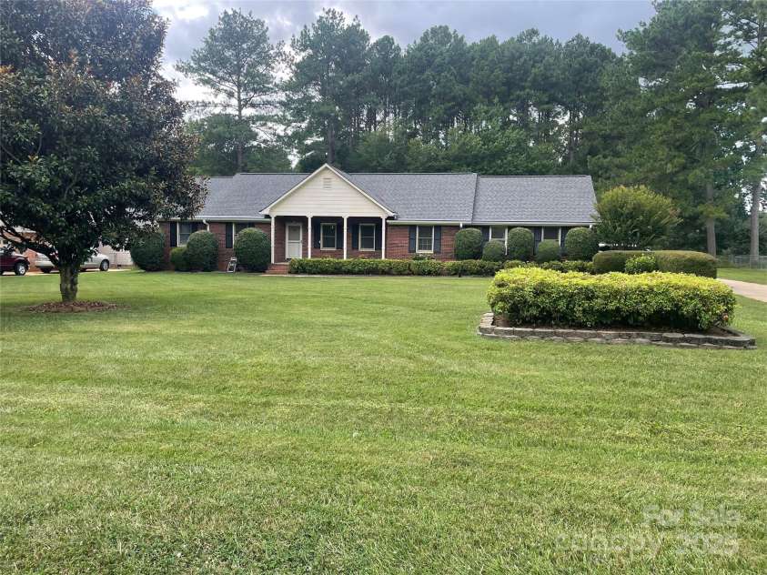 470 Roger Drive, Salisbury, NC 28147.  MLS# CAR4278031, YatesRealty ID 28076. Lovely brick home
