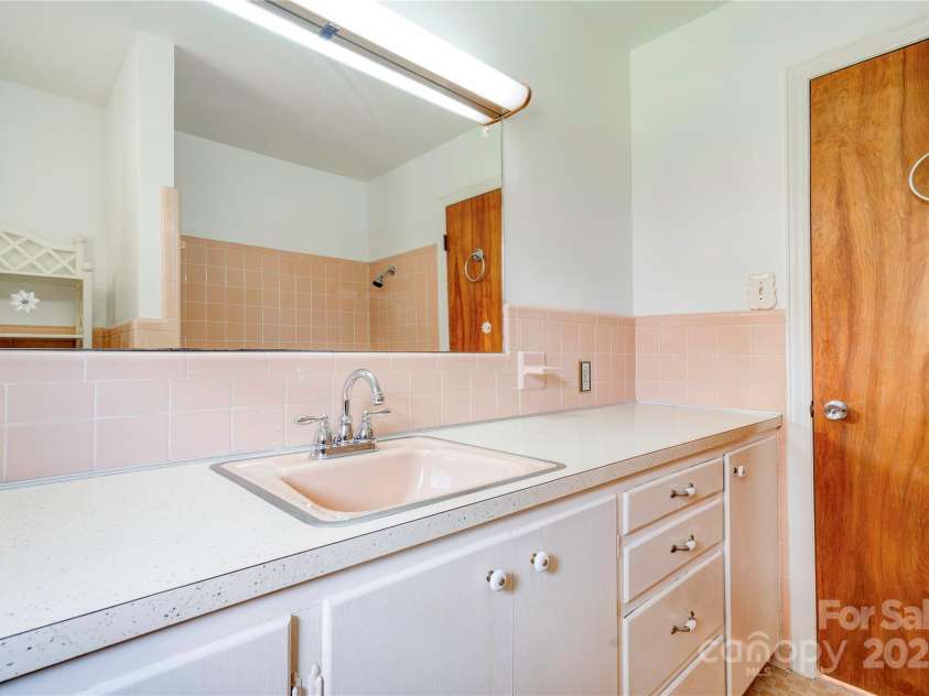 1400 Post Road, Shelby, NC 28150.  MLS# CAR4283138, YatesRealty ID 28078. Bathroom 2