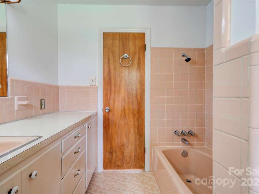 1400 Post Road, Shelby, NC 28150.  MLS# CAR4283138, YatesRealty ID 28078. Bathroom 2