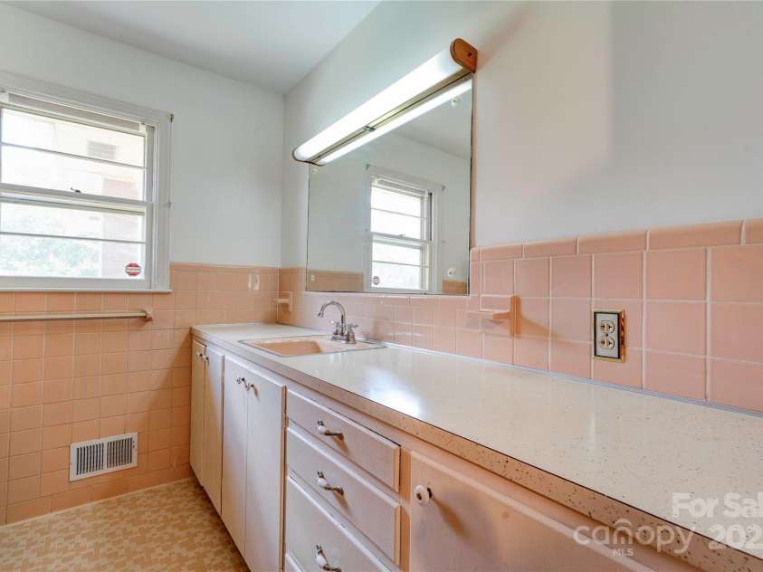 1400 Post Road, Shelby, NC 28150.  MLS# CAR4283138, YatesRealty ID 28078. Bathroom 2