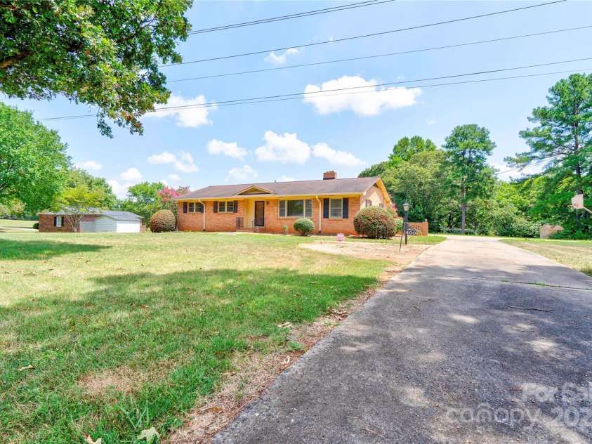 1400 Post Road, Shelby, NC 28150.  MLS# CAR4283138, YatesRealty ID 28078. Front Drive