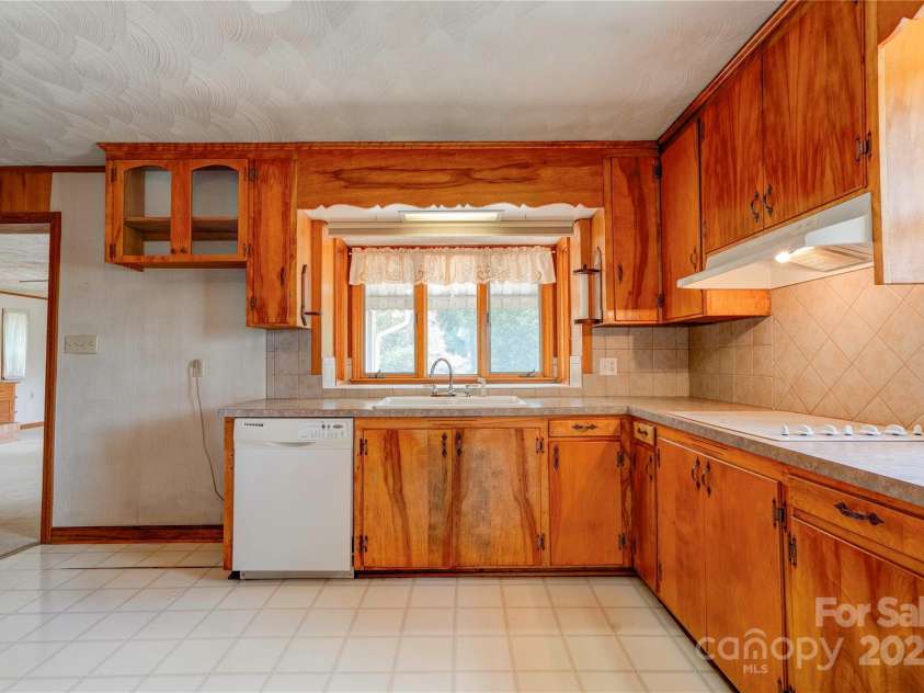 1400 Post Road, Shelby, NC 28150.  MLS# CAR4283138, YatesRealty ID 28078. Kitchen