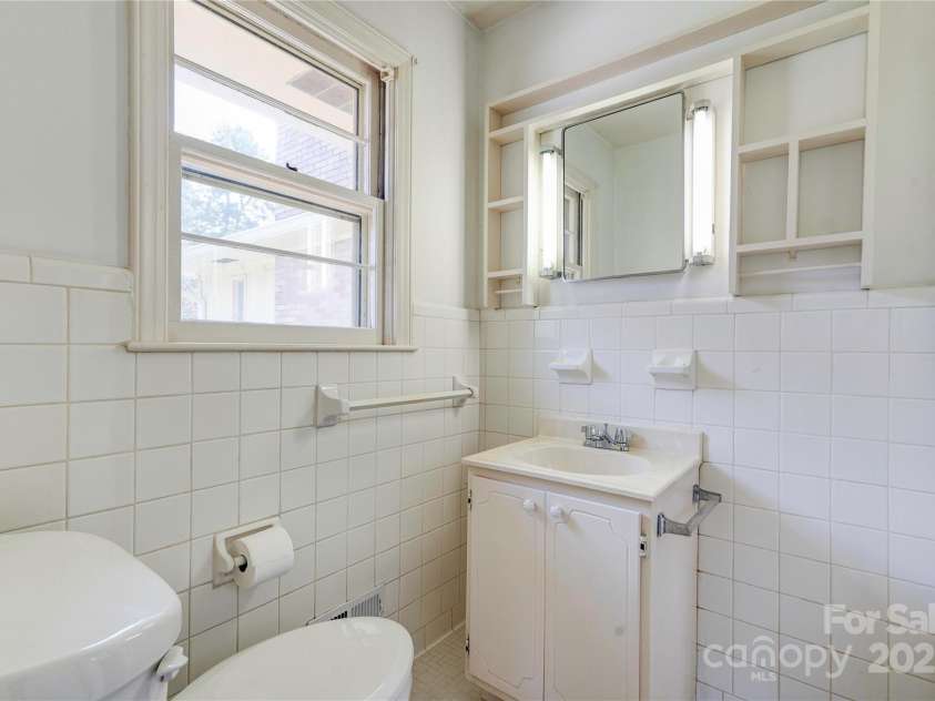 1400 Post Road, Shelby, NC 28150.  MLS# CAR4283138, YatesRealty ID 28078. Primary Bathroom