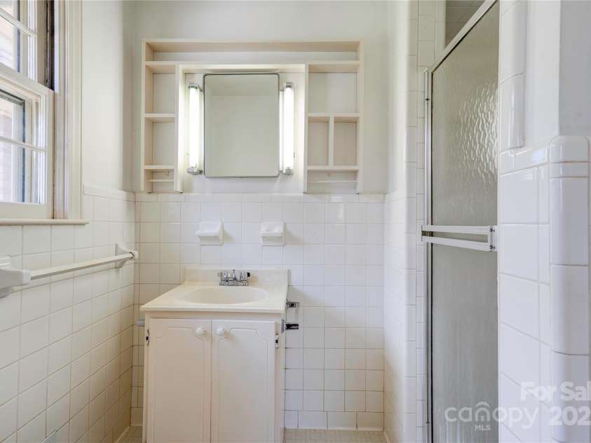 1400 Post Road, Shelby, NC 28150.  MLS# CAR4283138, YatesRealty ID 28078. Primary Bathroom