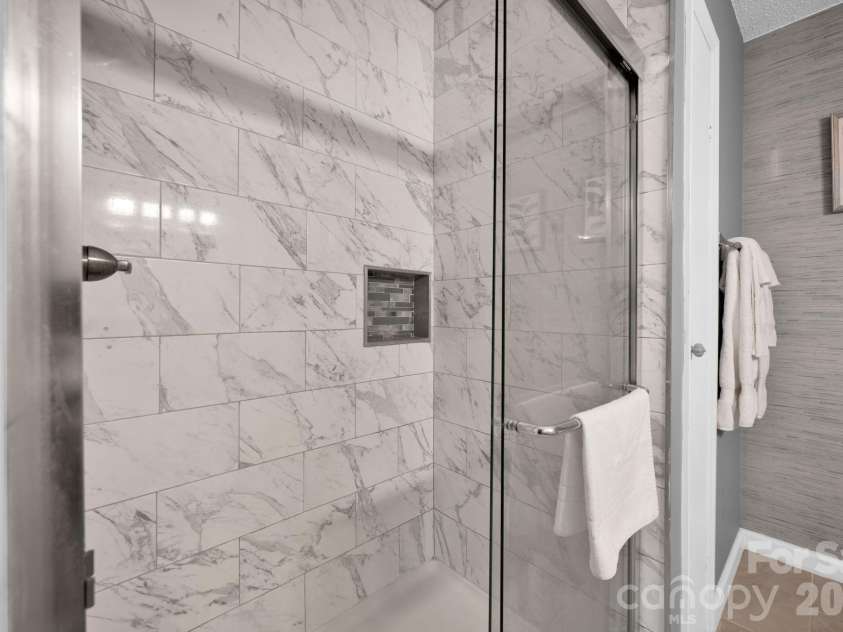 470 Lakeview Shores Loop, Mooresville, NC 28117.  MLS# CAR4366242, YatesRealty ID 28079. Primary Bath