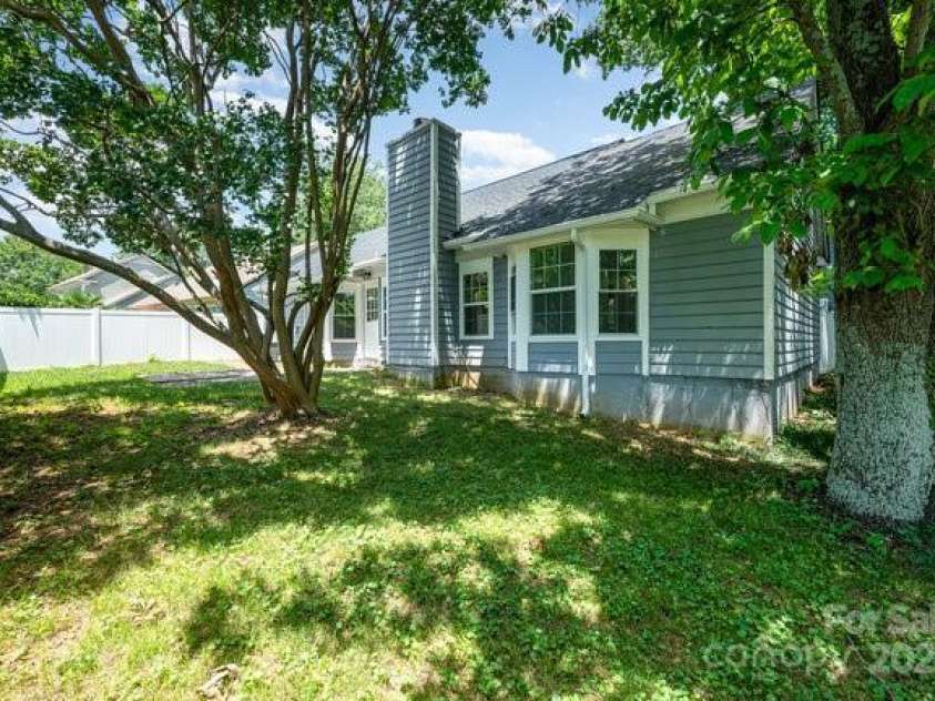 5740 Ebley Lane, Charlotte, NC 28227.  MLS# CAR4285563, YatesRealty ID 28081. 