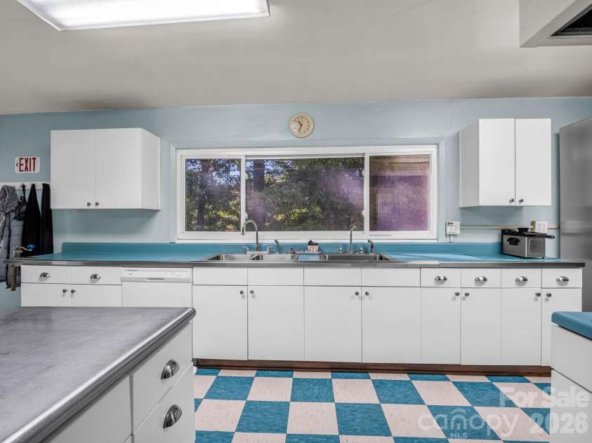 354 Woodland Drive, Columbus, NC 28722.  MLS# CAR4386870, YatesRealty ID 28082. Double sinks