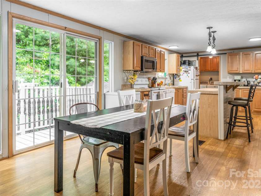 118 Reeves Road, Leicester, NC 28748.  MLS# CAR4280942, YatesRealty ID 28083. Eat-in Kitchen