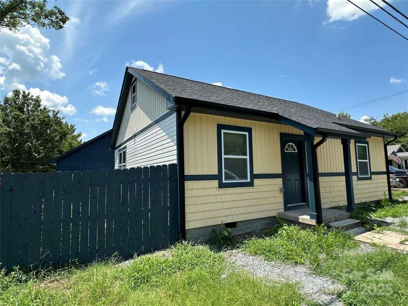 1409 enochville Road, Kannapolis, NC 28081.  MLS# CAR4281931, YatesRealty ID 28087. 