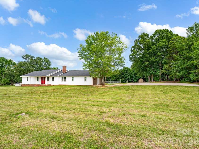 581 Barry Oak Road, Statesville, NC 28625.  MLS# CAR4388694, YatesRealty ID 28087. 