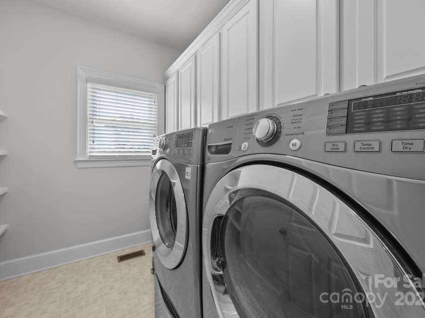 6323 Woodleigh Oaks Drive, Charlotte, NC 28226.  MLS# CAR4276343, YatesRealty ID 28088. 