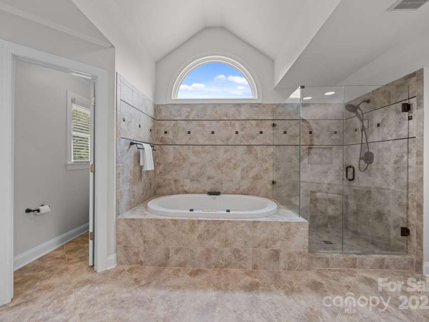 6323 Woodleigh Oaks Drive, Charlotte, NC 28226.  MLS# CAR4276343, YatesRealty ID 28088. 