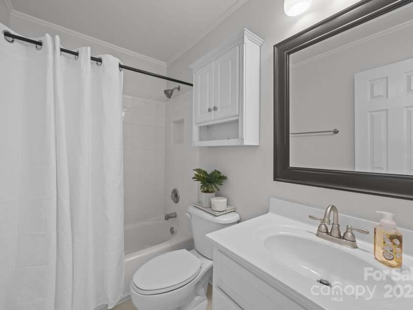 6323 Woodleigh Oaks Drive, Charlotte, NC 28226.  MLS# CAR4276343, YatesRealty ID 28088. 