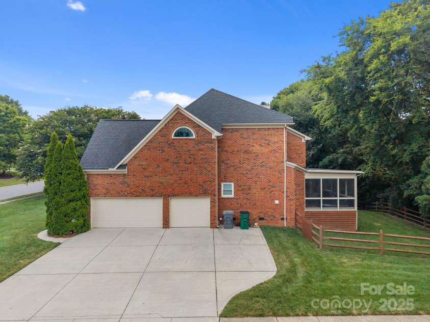 6323 Woodleigh Oaks Drive, Charlotte, NC 28226.  MLS# CAR4276343, YatesRealty ID 28088. 