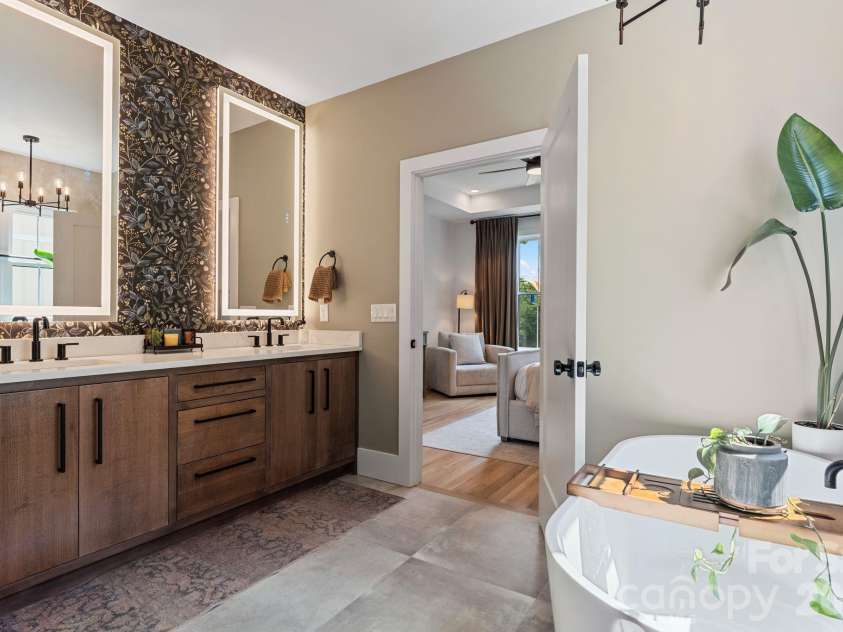 1116 Players Ridge Road, Hickory, NC 28601.  MLS# CAR4371667, YatesRealty ID 28093. Primary Spa-like bath