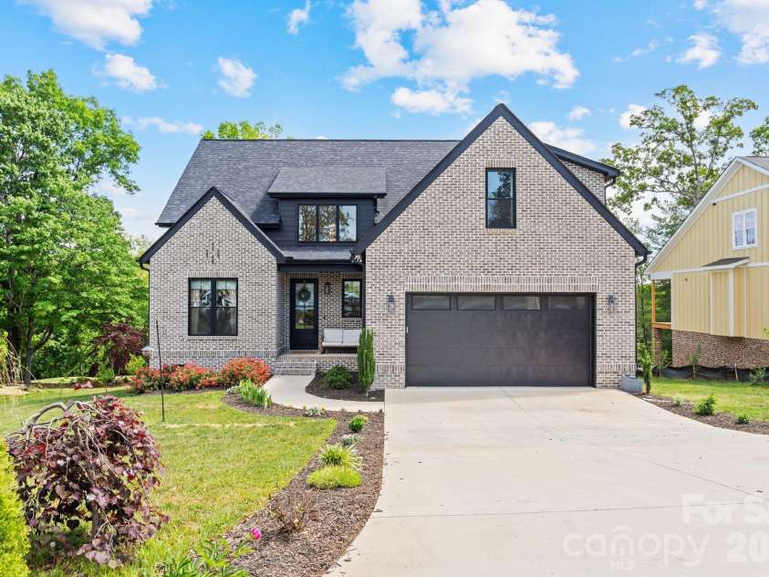 1116 Players Ridge Road, Hickory, NC 28601.  MLS# CAR4371667, YatesRealty ID 28093. Welcome Home!