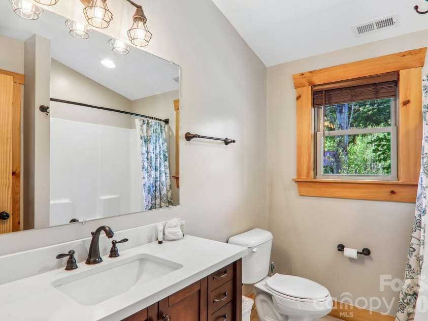 589 Panoramic Loop, Maggie Valley, NC 28751.  MLS# CAR4372216, YatesRealty ID 28097. Full Bath
