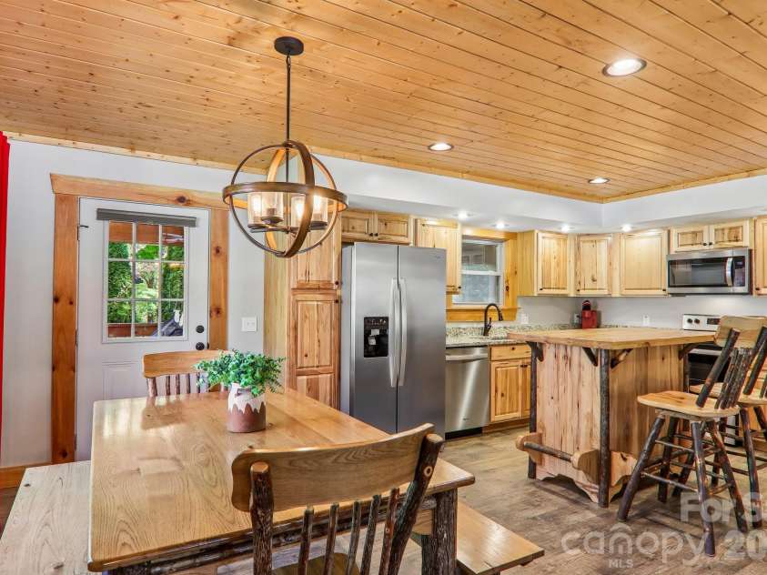 589 Panoramic Loop, Maggie Valley, NC 28751.  MLS# CAR4372216, YatesRealty ID 28097. Great rom layout