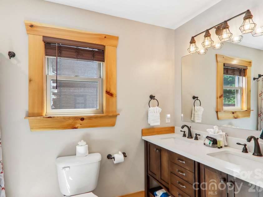 589 Panoramic Loop, Maggie Valley, NC 28751.  MLS# CAR4372216, YatesRealty ID 28097. Main level full bath with shower