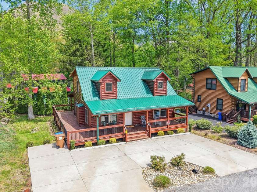 589 Panoramic Loop, Maggie Valley, NC 28751.  MLS# CAR4372216, YatesRealty ID 28097. Parking is easy