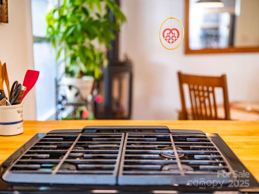 139 Beverly Road, Asheville, NC 28805.  MLS# CAR4258019, YatesRealty ID 281. 