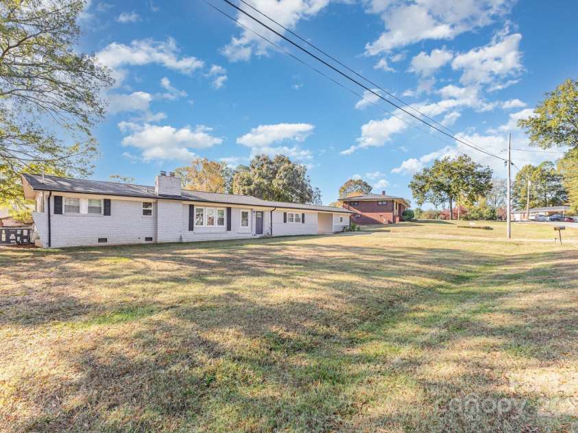 41 Fleetwood Drive, Concord, NC 28027.  MLS# CAR4318616, YatesRealty ID 281. 