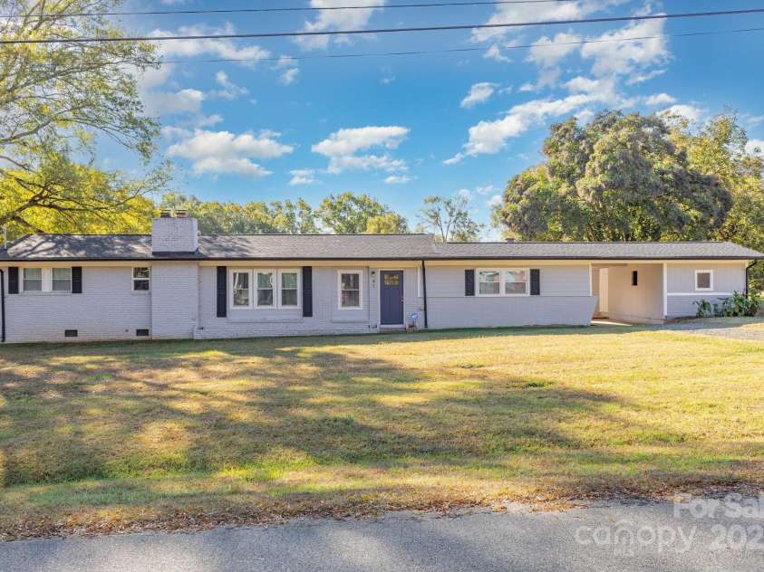 41 Fleetwood Drive, Concord, NC 28027.  MLS# CAR4318616, YatesRealty ID 281. Front View