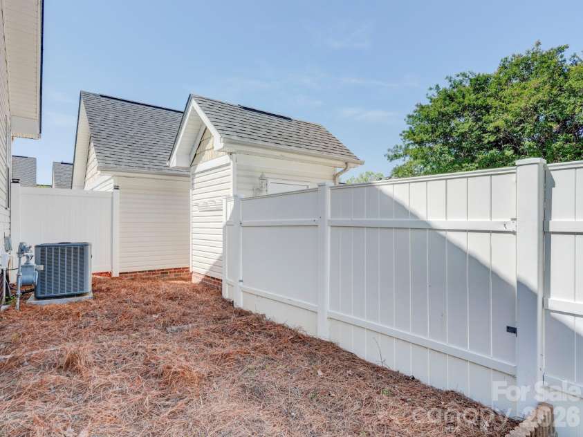2025 Gable Way Lane, Matthews, NC 28104.  MLS# CAR4377619, YatesRealty ID 28100. 