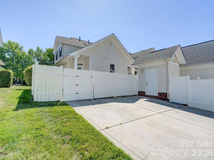 2025 Gable Way Lane, Matthews, NC 28104.  MLS# CAR4377619, YatesRealty ID 28100. 