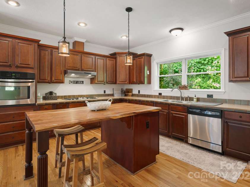 28 Back Stage Pass, Canton, NC 28716.  MLS# CAR4284833, YatesRealty ID 28100. All appliances convey